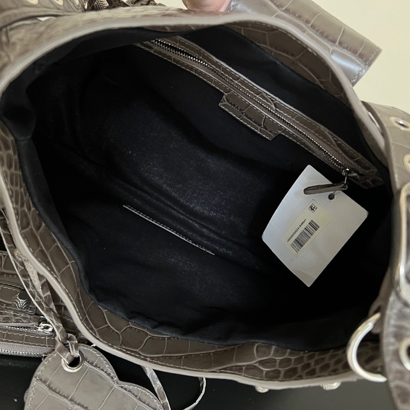 Hurry 6 more spots left! Customer Appreciation!! BALENCIAGA  Le Cagole Bag - Picture 8 of 16